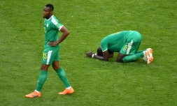 Les Sénégalais Salif Sane (d) et Diafra Sakho après la défaite contre la Colombie synonyme d'élimination du Mondial, le 28 juin 2018 à Samara  
