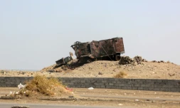 Un véhicule détruit dans le port de Hodeihah, le 13 octobre 2016 au Yémen