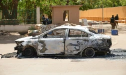 Une voiture incendiée devant l'ambassade de France à Ougadougou, le 3 mars 2018, au lendemain de la double attaque revendiquée par le Groupe pour le soutien de l'islam et des musulmans (GSIM).