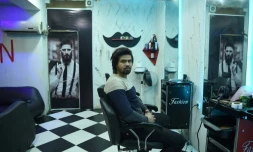 L'Afghan Zabihullah dans son salon de beauté pour hommes, le 17 février 2019 à Kaboul