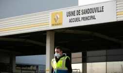 photo prise le 7 mai 2020 montrant un homme portant un masque, à la sortie de l'usine Renault de Sandouville, nord.