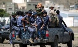 Les forces de police yéménites chiites Huthi sont assises à l'arriÚre d'un véhicule militaire dans la capitale Sanaa lors d'une manifestation contre l'intervention saoudienne dans leur pays le 17 septembre 2019