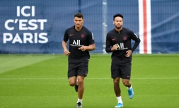 Les Brésiliens du PSG Thiago Silva et Neymar, lors d'un entraînement, le 17 août 2019