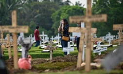 Un cimetière de Jakarta (Indonésie) n'accepte plus de nouvelles tombes faute de place depuis la pandémie de Covid-19, le 1er août 2021
