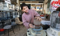 Omar, un adolescent jordanien, répare un poêle au kérosène le 10 janvier 2021 à Amman