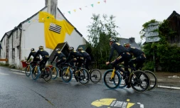 Les coureurs de l'équipe Jumbo Visma à l'entraînement avant le départ du Tour de France près de Brest le 25 juin 2021