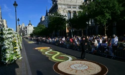 Des tapis de pétales de fleurs dans une rue de Madrid avant la messe célébrée par le pape à Madrid le 7 juin 2026