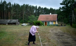 Ianina Statchko, 88 ans, devant sa maison du village de Kodi, au Bélarus, le 11 août 2018