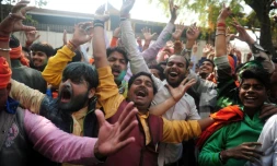 Des partisans Bharatiya Janata Party (BJP) manifestent leur joie à l'annonce des résultats des élections le 11 mars 2017 à Lucknow en Inde