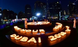 A Dubai, des gens ont allumé des bougies alors que les gratte-ciel s'étaignaient le 24 mars 2018 à l'occasion d'Earth Hour.