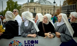 Des religieuses sur les Champs-Elysées avant la messe du pape Léon XIV le 26 septembre 2026