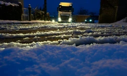 Un camion dans la neige le 15 novembre 2019 à Tournon-sur-Rhône (Ardèche)
