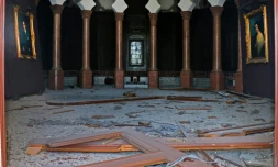 Photo fournie par le musée Sursock à Beyrouth montrant le hall dévasté par l'explosion au port, le 8 août 2020