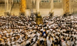 Des pĂšlerins faisant la priĂšre dans la Grande MosquĂ©e de La Mecque oĂč se dĂ©roule le hajj en Arabie saoudite, le 6 juillet 2022