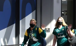 Des joueuses de l'équipe australienne de softball arrivent à l'aéroport de Narita (Japon) en vue des Jeux olympiques le 1er kuin 2021