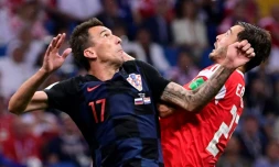L'attaquant croate Mario Mandzukic (g) à la lutte avec le milieu russe Aleksandr Erokhin lors du quart de finale, à Sotchi, le 7 juillet 2018