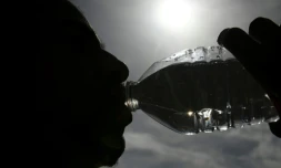 Un homme se désaltère à Mulhouse, le 25 juin 2019