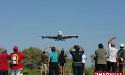 Mercredi 11 novembre 2009 - Aéroport Roland Garros - L'Airbus A380 se pose à la Réunion pour la première fois