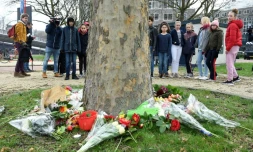 Des adolescents déposent des fleurs sur le site de la fusillade qui a fait trois morts lundi 18 mars 2019 à Utrecht, aux Pays-Bas