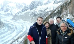 Emmanuel Macron en compagnie notamme du scientifique Jean Jouzel (3e en partant de la gauche) et Elisabeth Borne (à droite) le 13 février 2020 à Chamonix