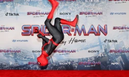 Un fan du superhéros en marge d'une projection du film "Spider-Man: No Way Home" à Los Angeles, le 13 décembre 2021