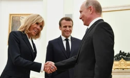 Le président russe Vladimir Poutine reçois au Kremlin à Moscou son homologue français Emmanuel Macron et son épouse Brigitte Macron,le 15 juillet 2018