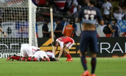 Les Monégasques en liesse aprÚs le 3e but contre le PSG au stade Louis-II, le 28 août 2016