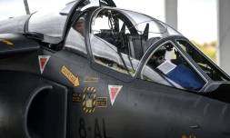 Un pilote ukrainien stagiaire (d) et un instructeur militaire français (g) se préparent avant un vol à bord d'un avion de combat Alpha Jet, sur une base aérienne de l'armée française dans le sud-ouest de la France, le 14 juin 2024