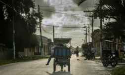 Des Cubains transportent leurs affaires le 8 septembre 2017 à Caibarien