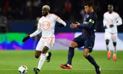 Thiago Silva (d), capitaine et défenseur du Paris SG, face à Arnold Makengo, défenseur de Lorient, au Parc des Princes, le 21 décembre 2016