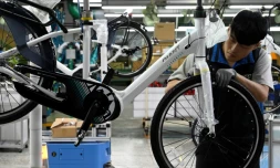 Un ouvrier travaille sur un vélo connecté dans les ateliers de l'usine Giant, à Taichung, le 21 mai 2020