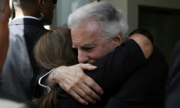 La présidente du Pérou, Dina Boluarte, présente ses condoléances à Álvaro Vargas Llosa, fils aîné du défunt écrivain hispano-péruvien Mario Vargas Llosa, devant l'immeuble de ce dernier dans le quartier de Barranco à Lima, le 14 avril 2025