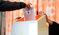 Un électeur vote lors des législatives à Oslo, le 8 septembre 2025 en Norvège