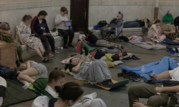 Des personnes se réfugient dans une station de métro lors des frappes aériennes russes sur Kiev, tÎt dans la matinée du 2 juillet 2026