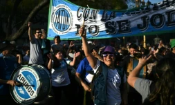 Des manifestants célèbrent le rejet par le Parlement argentin des vetos du président Javier Milei, le 17 septembre 2025 à Buenos Aires