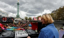 La DJ et productrice La Fessée mixe devant les participants de la 25e Techno Parade place de la Bastille à Paris, le 23 septembre 2023