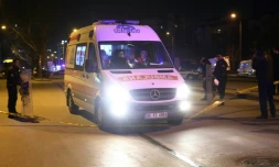 Une ambulance arrive sur le site d'une explosion à Ankara, le 17 février 2016