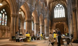 Des habitants reçoivent une dose du vaccin AstraZeneca/Oxford contre le Covid-19 dans la cathédrale de Lichfield (centre de l'Angleterre), convertie en centre de vaccination, le 18 mars 2021