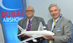 Gérard Éthève, dirigeant d'Air Austral, et John Leahy directeur commercial d'Airbus au Salon de l'aéronautique de Dubaï. (Photo Air Austral)