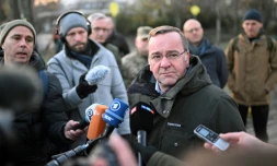 Le ministre allemand de la Défense, Boris Pistorius fait une déclaration à la presse, place Maidan, le 21 novembre 2023 à Kiev, en Ukraine