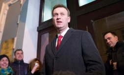 L'opposant russe Alexeï Navalny s'adresse à la presse devant les bureaux de la Commission électorale russe à Moscou, le 25 décembre 2017