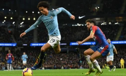 Le milieu allemand de Manchester City Leroy Sané (g) échappe au milieu de Crystal Palace Andros Townsend, le 22 décembre 2018 à l'Etihad Stadium de Manchester