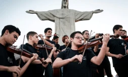 Au pied du célèbre Christ Rédempteur du Corcovado à Rio, l'Orquestra Maré do Amanha, un orchestre issu d'un projet social fondé en 2010 dans une des favelas les plus violentes du Brésil.
