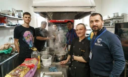 Alexandre Belouga (d) et des bĂ©nĂ©voles dans les cuisines de son restaurant oĂč l'on prĂ©pare des repas distribuĂ©s dans les territoires occupĂ©s par l'armĂ©e russe, le 4 avril 2022 Ă Zaporijjia, en Ukraine