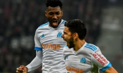 Le milieu de l'OM Morgan Sanson (d) exulte après avoir inscrit l'unique but du match face à Lille au stade Pierre-Mauroy, le 29 octobre 2017