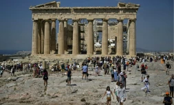 Des touristes le visitent le Parthenon, à Athènes, le 14 juin 2023