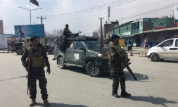 Des membres des forces de sécurité afghanes sur les lieux d'un attentat-suicide, le 9 mars 2018 à Kaboul