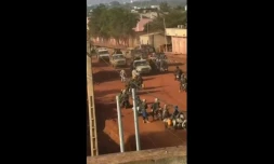 Capture vidéo, extraite d'images UGC vérifiées par l'AFP le 25 avril 2026, montrant des jihadistes armés circulant dans les rues de Kati (Mali), ville natale du général Assimi Goïta, chef militaire du pays