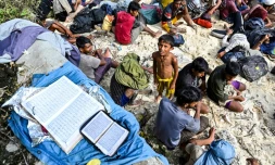 Des réfugiés rohingyas sur une plage de l'ßle de Sabang, dans la province d'Aceh, le 22 novembre 2023 en Indonésie