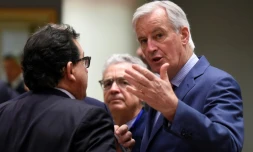 Le négociateur en chef du Brexit pour l'UE Michel Barnier parle avec le secrétaire d'Etat espagnol Luis Marco Aguiriano Nalda avant une réunion des ministres des Affaires étrangères de l'UE à Bruxelles le 19 novembre 2018